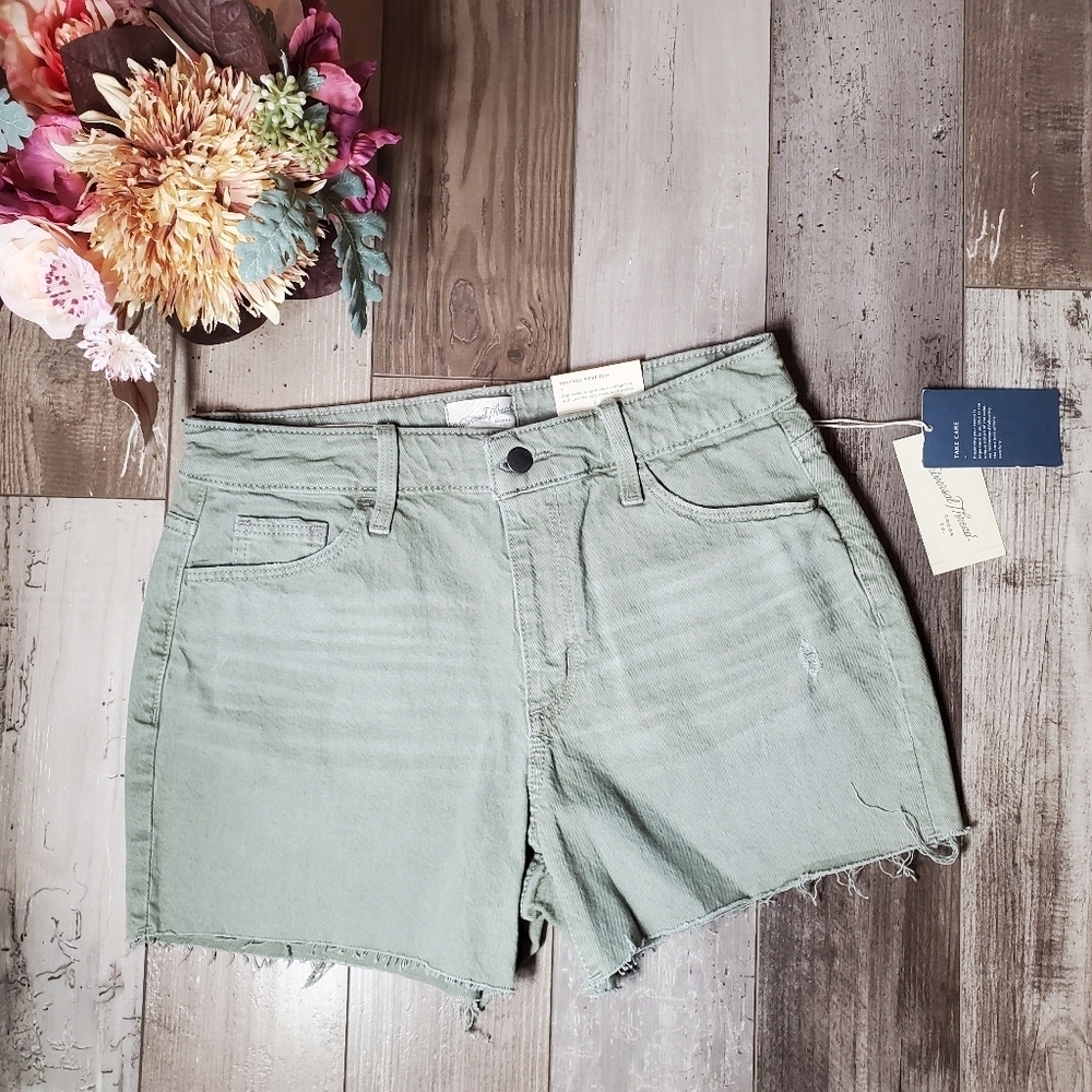 NWT Universal Thread Dusty Olive Green Vintage Stretch Midi Denim Jean Shorts